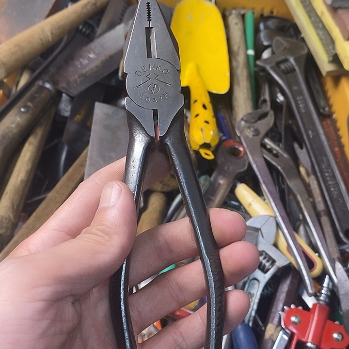 Z****五金工具钳子一个