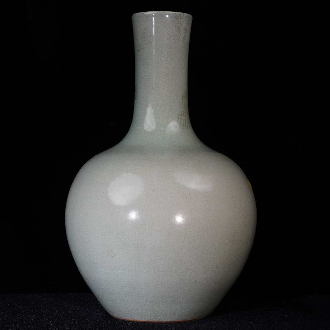 Lot16-Z豆青釉开片天球瓶-清代年制款高37cm-GW12280008001064
