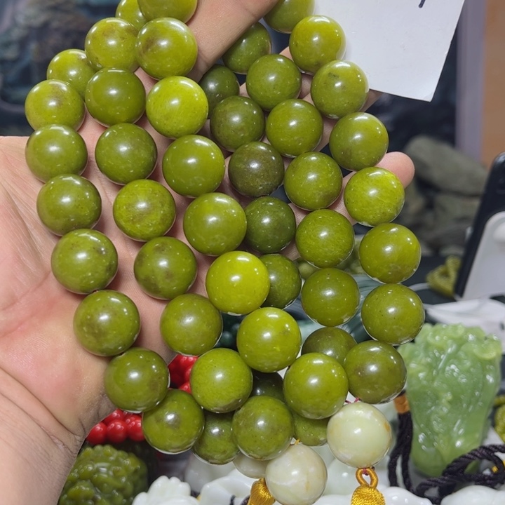 蛇纹石玉手持未镶嵌