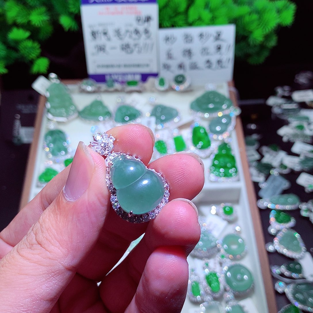 翡翠未镶嵌颈饰翡翠
