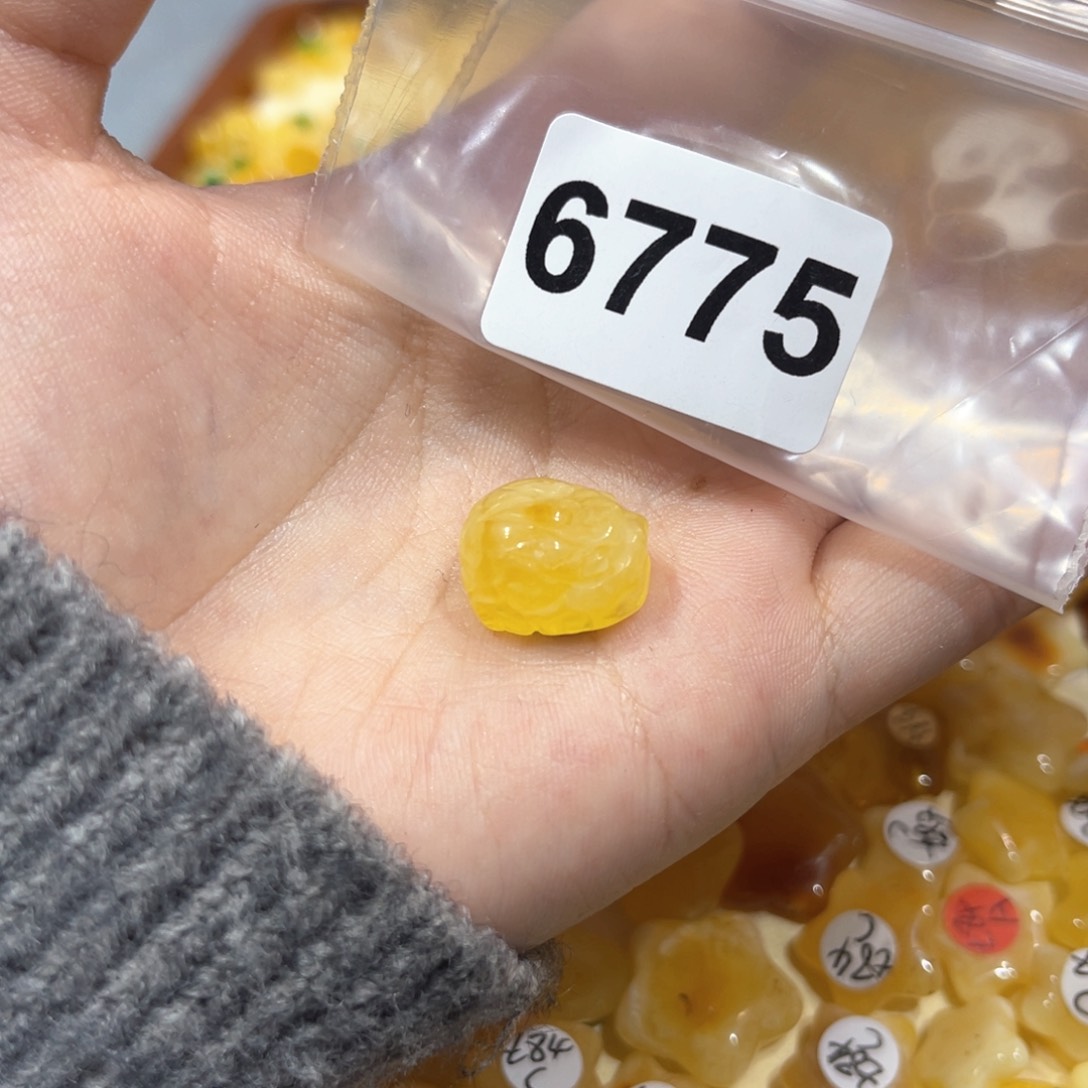 琥珀珠宝奇石未镶嵌