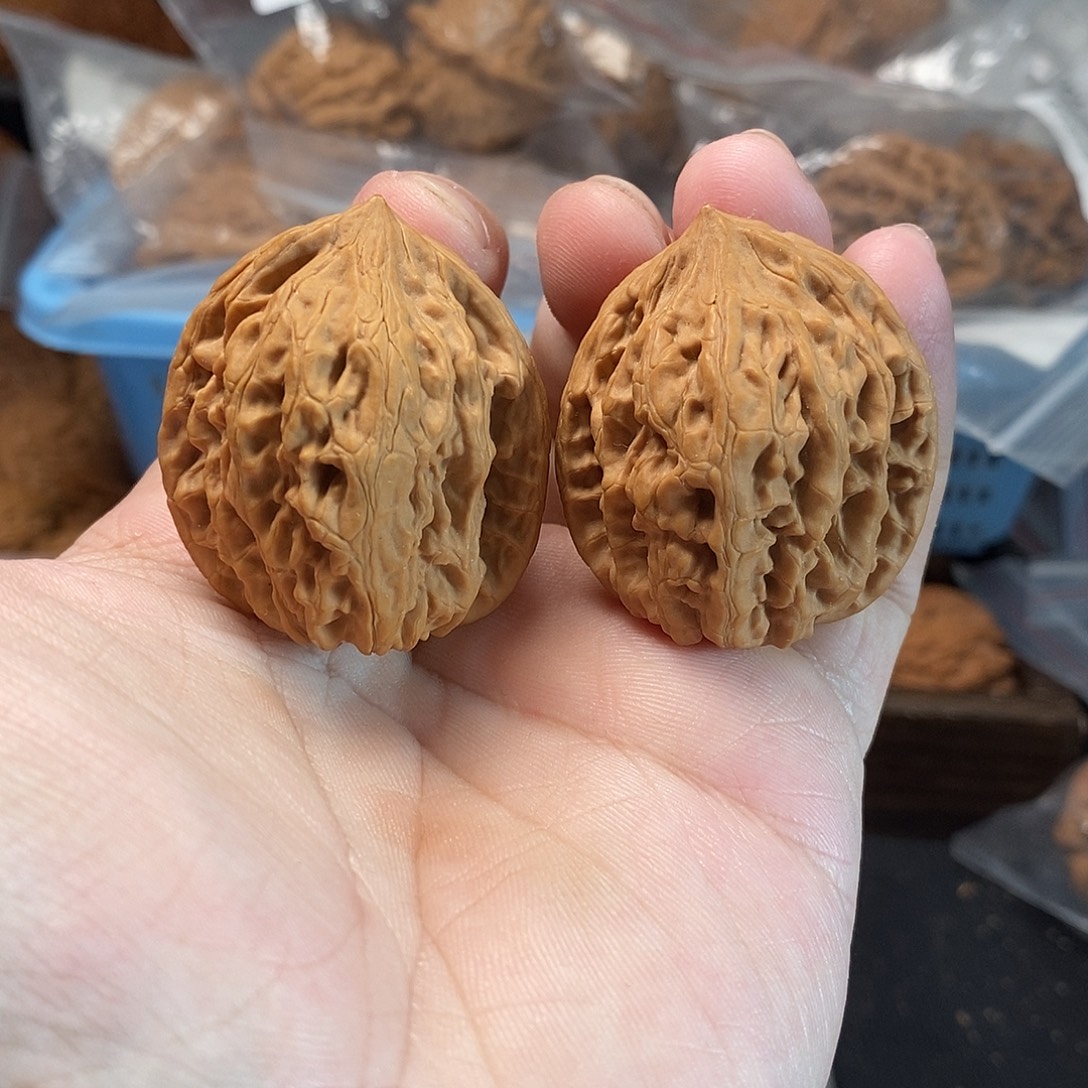 1文玩核桃油皮鸡心35-364