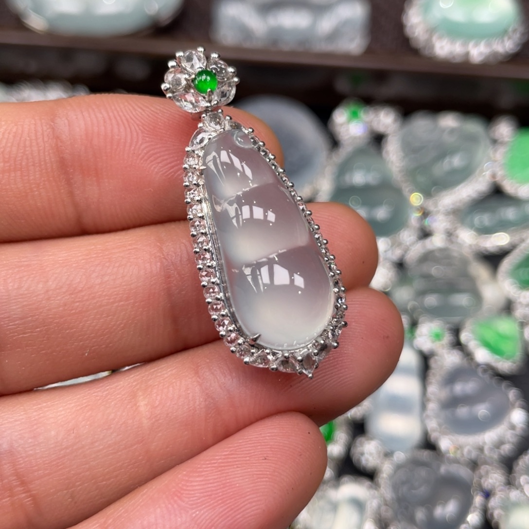 颈饰18K金镶嵌翡翠豆子