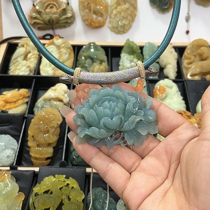 蛇纹石玉挂件未镶嵌