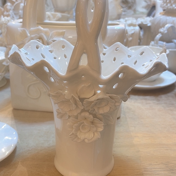 白瓷笑****宝微瑕高度18厘米八字镂空提篮