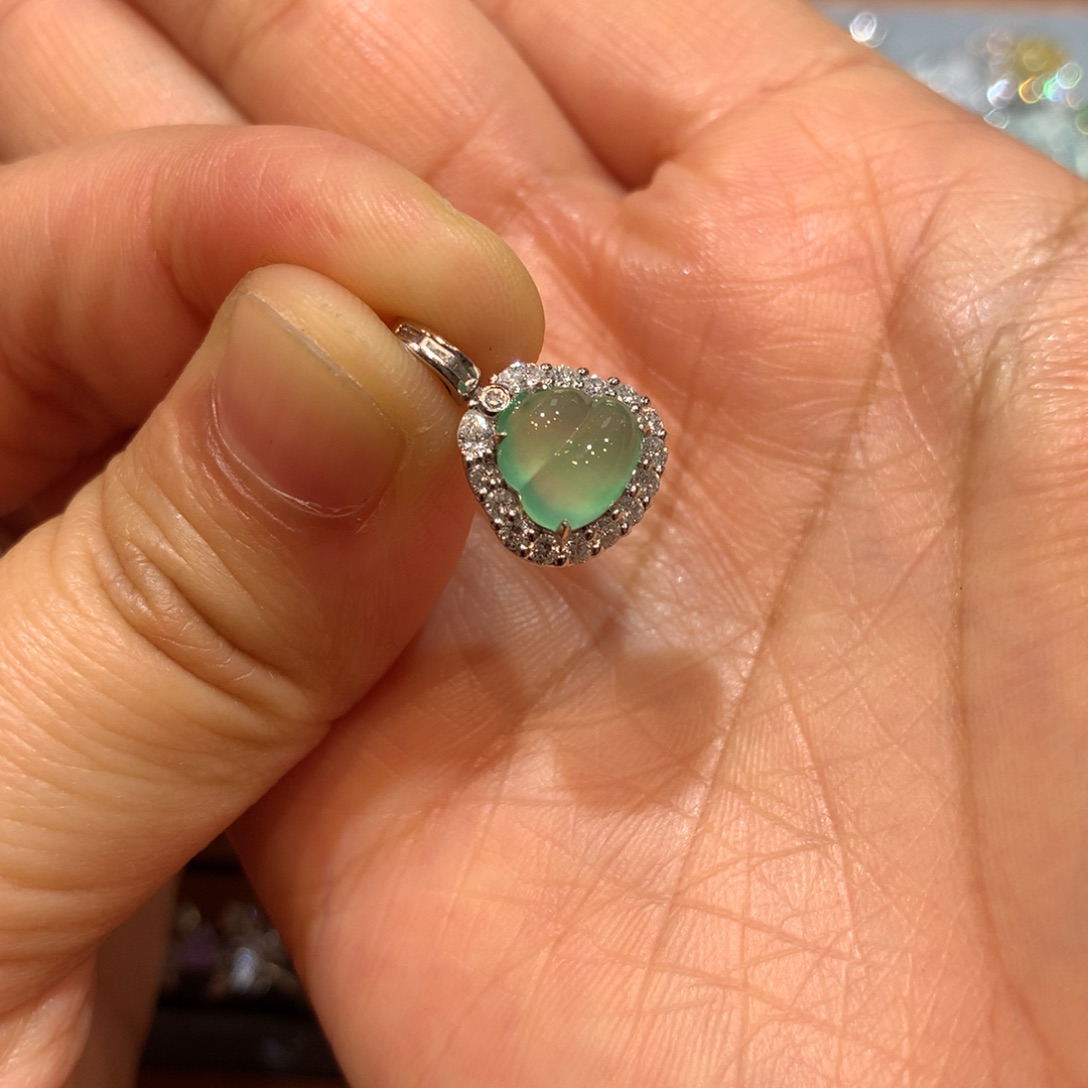 翡翠18K金镶嵌颈饰小吊坠