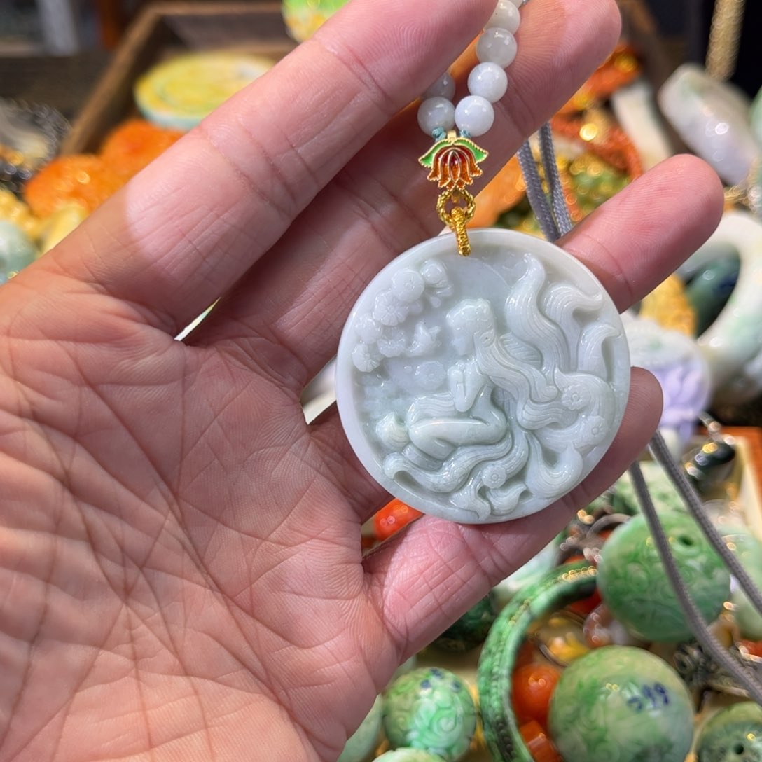 翡翠颈饰未镶嵌翡翠颈饰未镶嵌