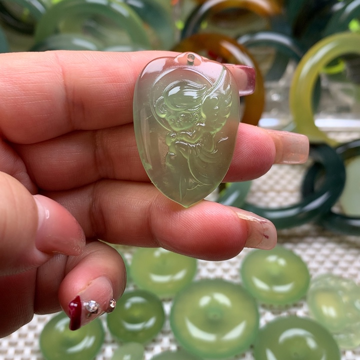 蛇纹石玉挂坠未镶嵌