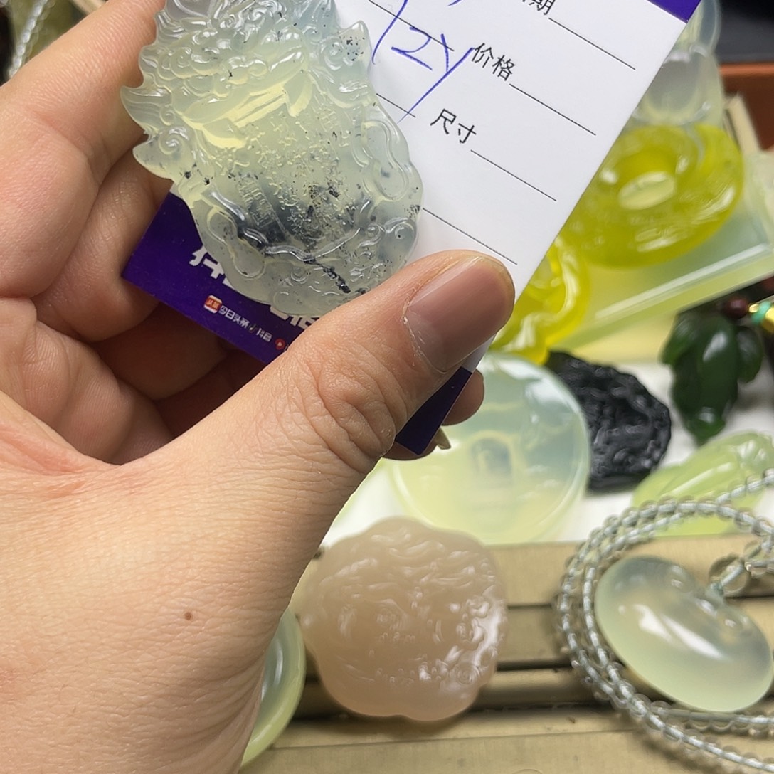 @***y蛇纹石玉未镶嵌颈饰