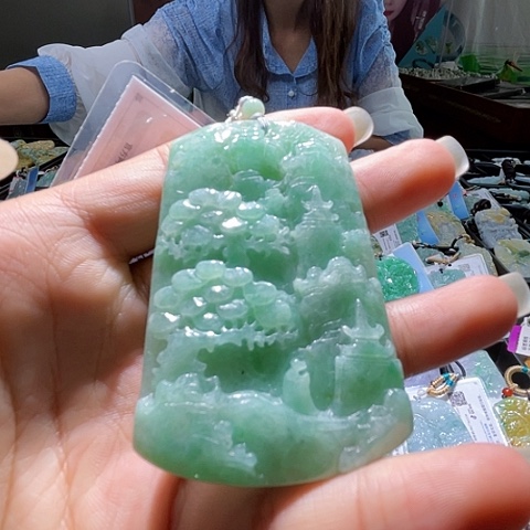 翡翠未镶嵌颈饰一个