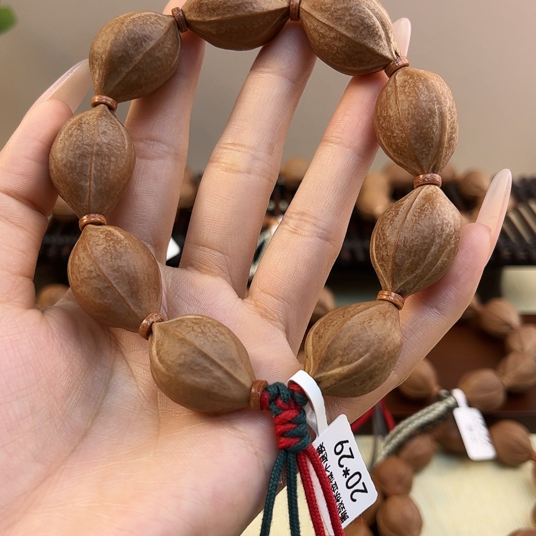 刘***奶吊坠橄榄核梅林铁核文玩手串
