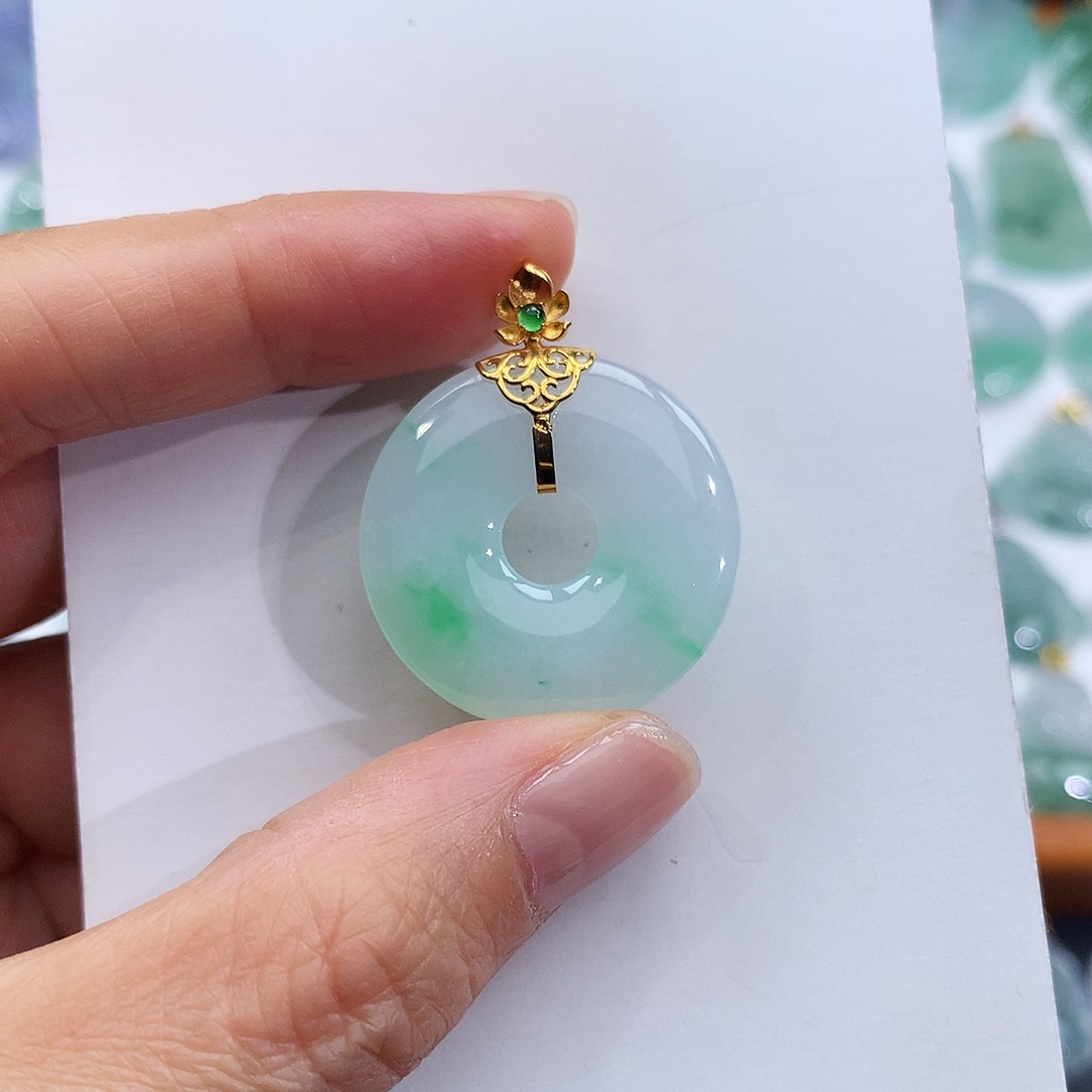 翡翠18K金镶嵌颈饰翡翠吊坠