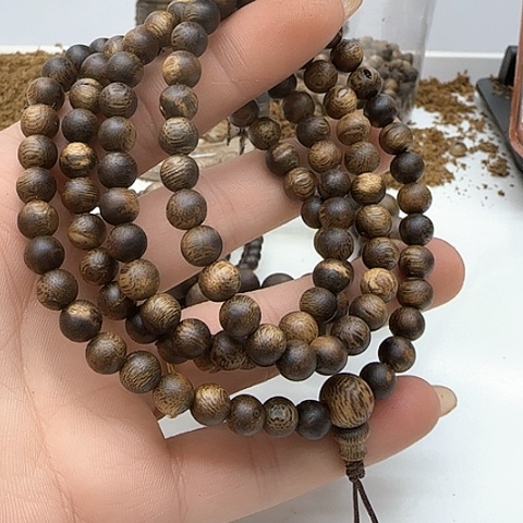 沉香手串乌身老料虫漏留疤0.6  13克➕