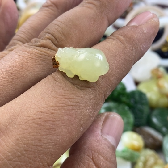 和田玉颈饰未镶嵌幸****?