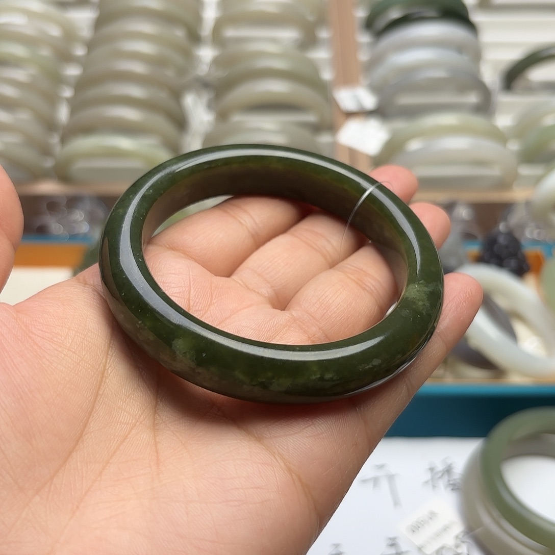 和田玉未镶嵌手镯