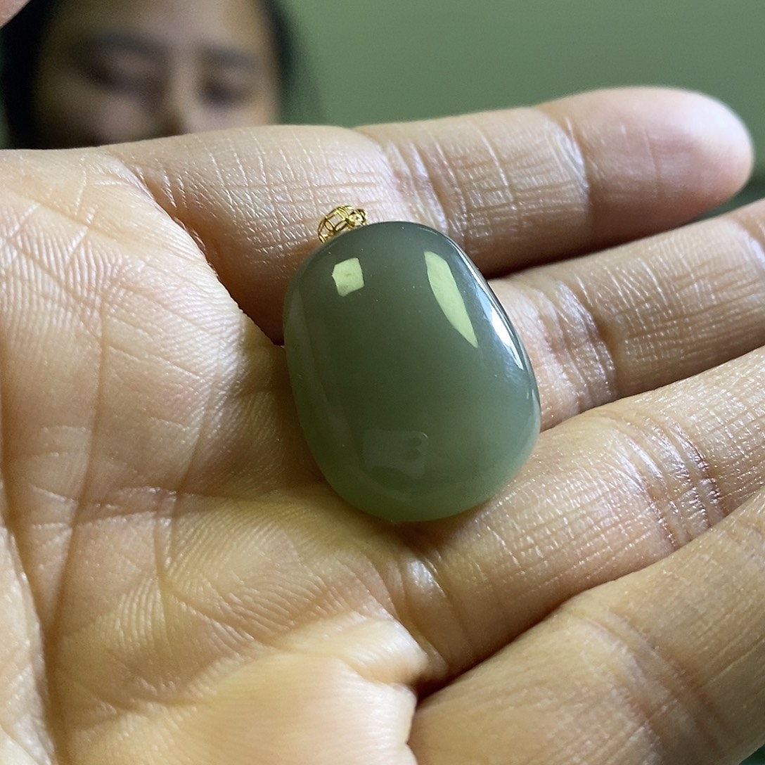 和田玉未镶嵌颈饰一个