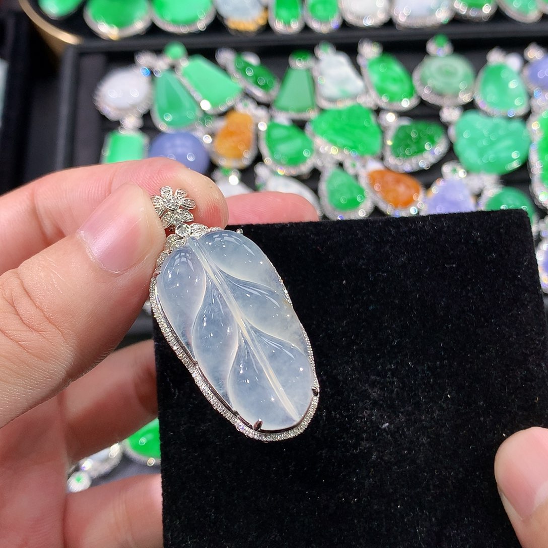 翡翠18K金镶嵌颈饰