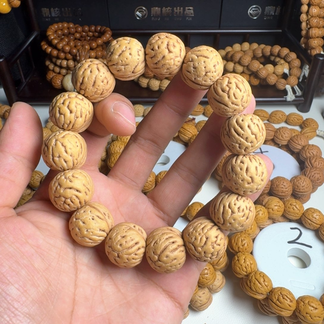 桃核吊坠?****?满天星大肌肉