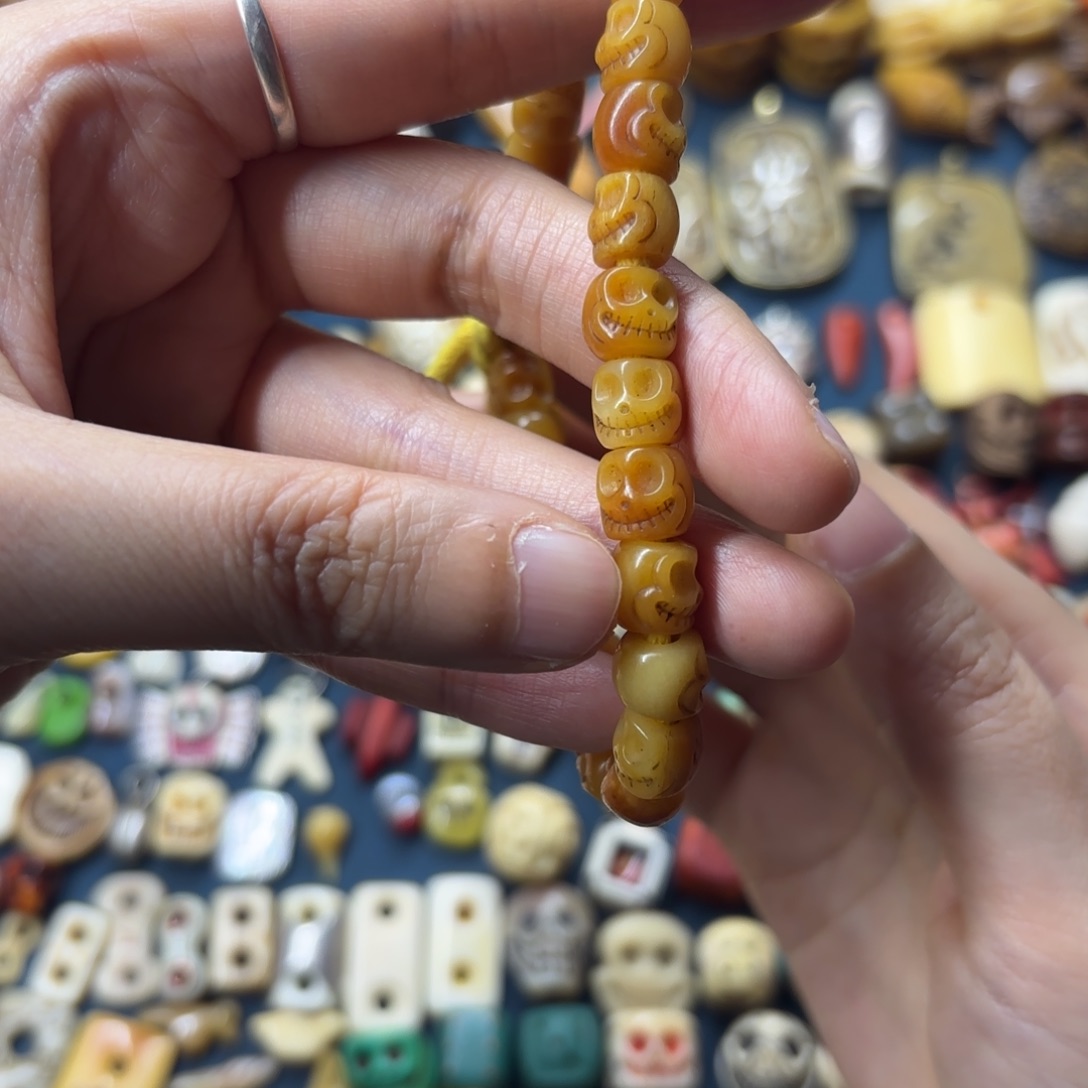 配饰和化妆等工序制作成