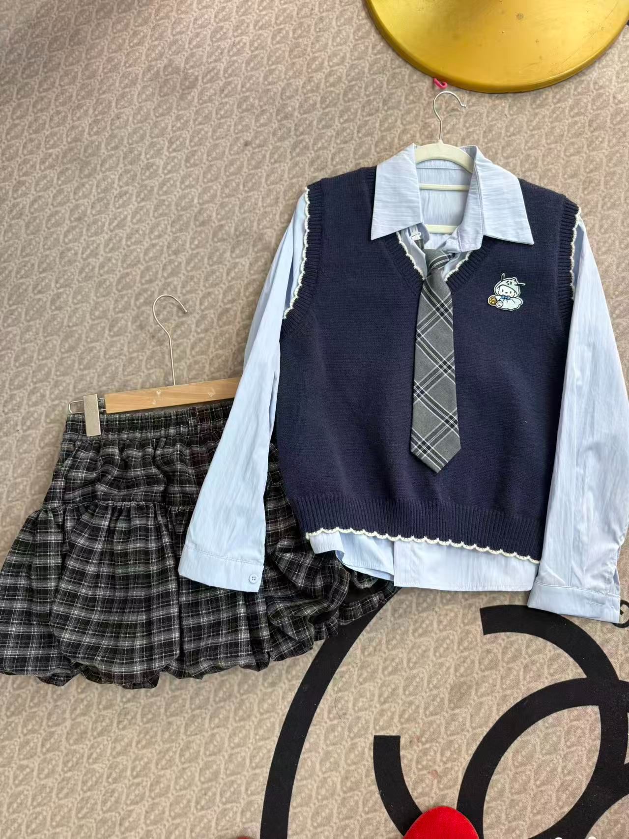 新款时尚套装学院风减龄翻领衬衫+刺绣无袖针织马甲女+半身裙