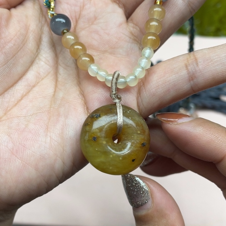 蛇纹石玉未镶嵌颈饰