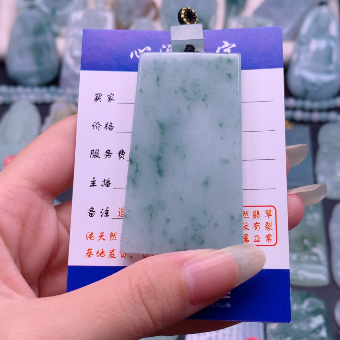 翡翠未镶嵌颈饰无事牌