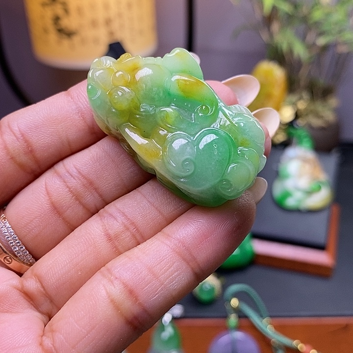 翡翠未镶嵌吊坠(赠链)