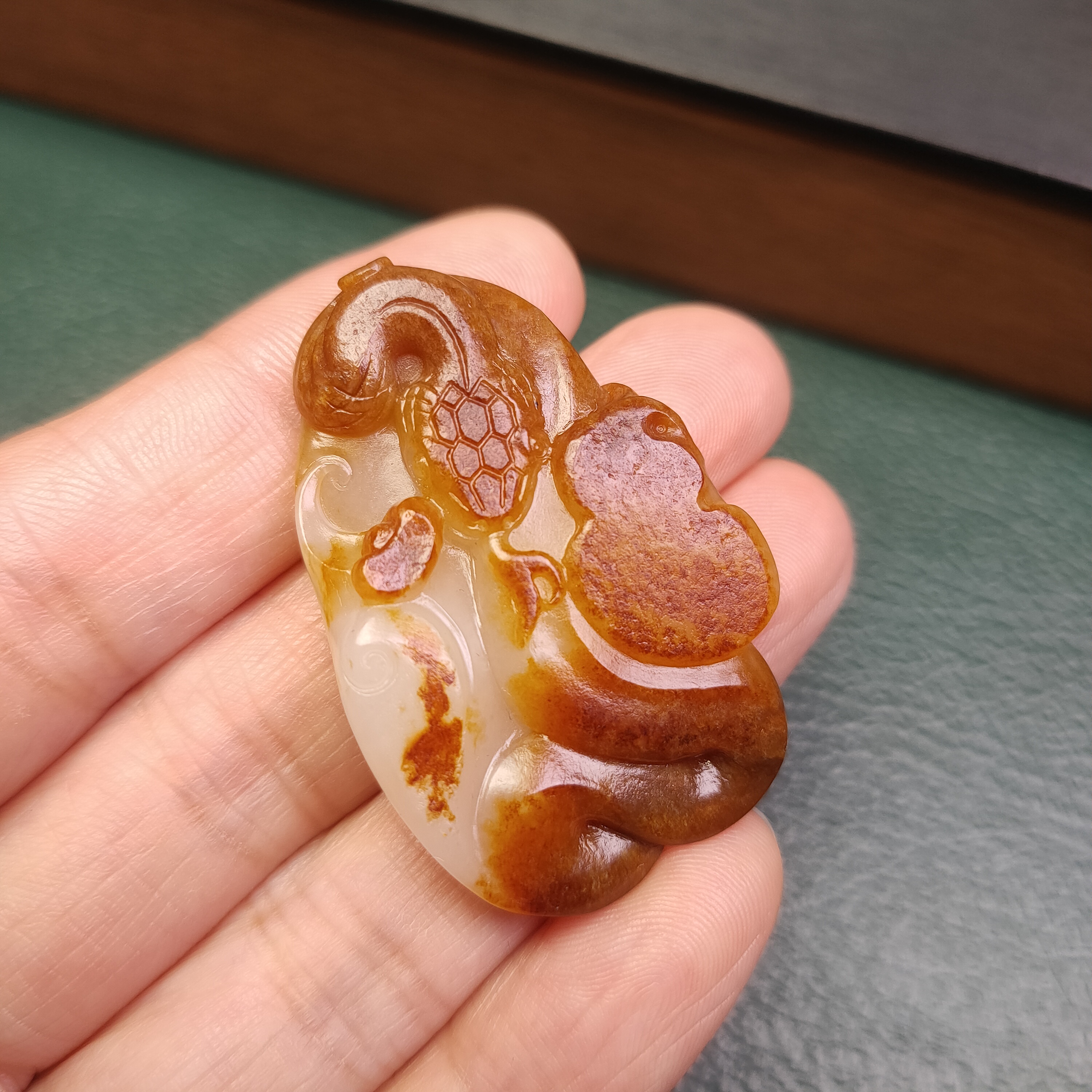 和田玉 蛇 红油沁皮  天然皮色 油性足  苏工雕刻