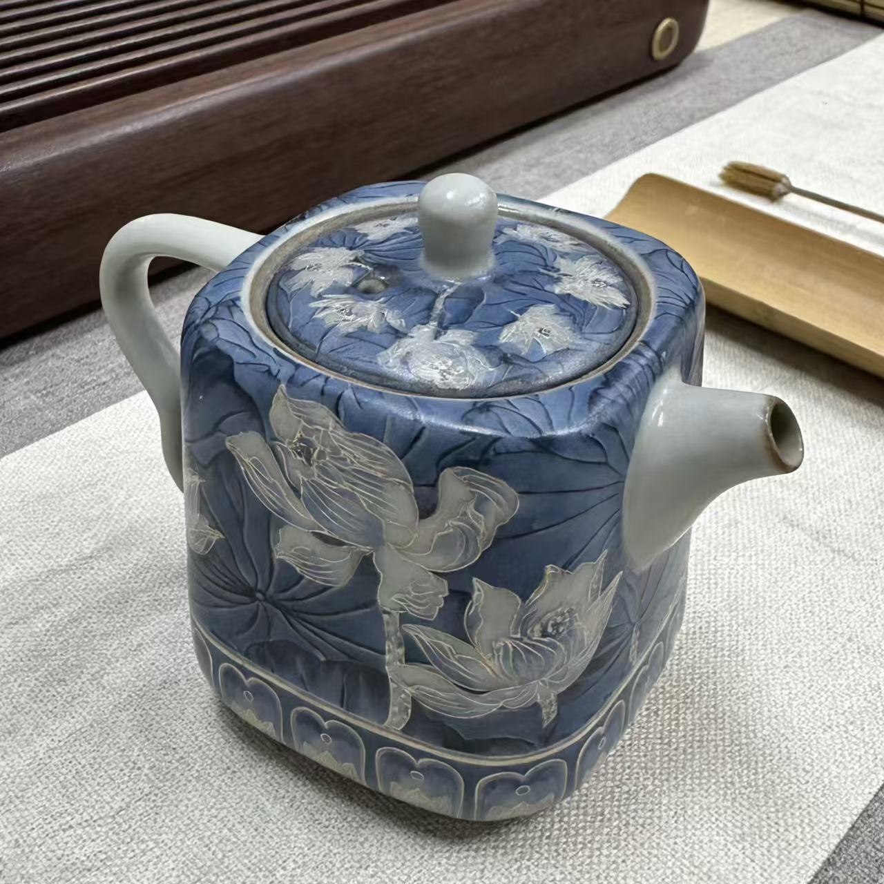 蓝彩荷花铁胎直身壶（配证书）-5960