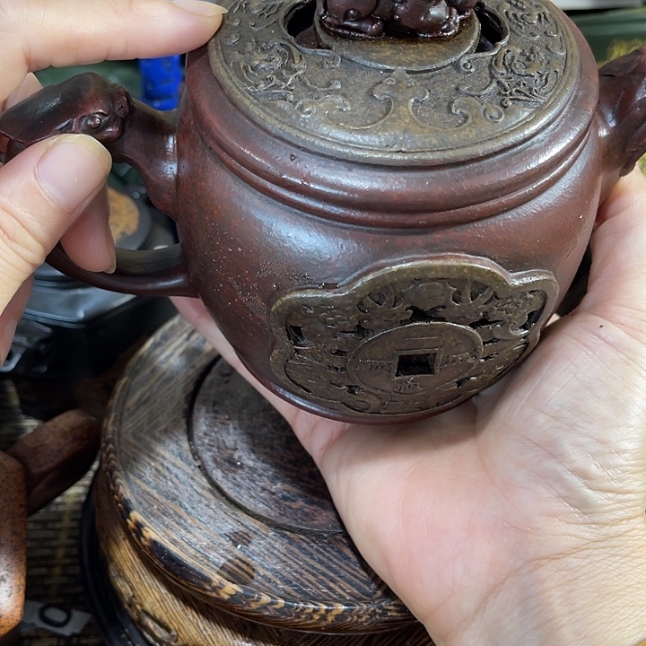 王***明茶壶紫砂原矿泥料手工制作的一把紫砂壶。
