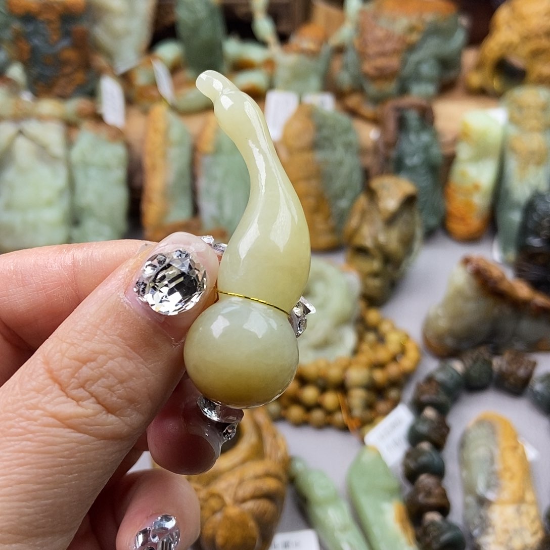 岫岩老玉（透闪石质玉）挂坠未镶嵌