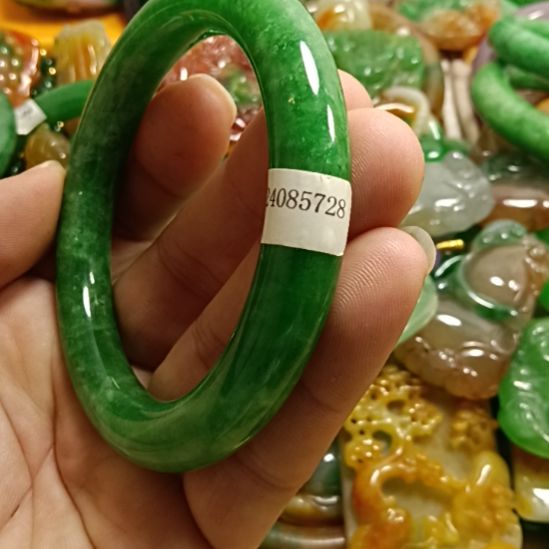 翡翠颈饰未镶嵌七**?