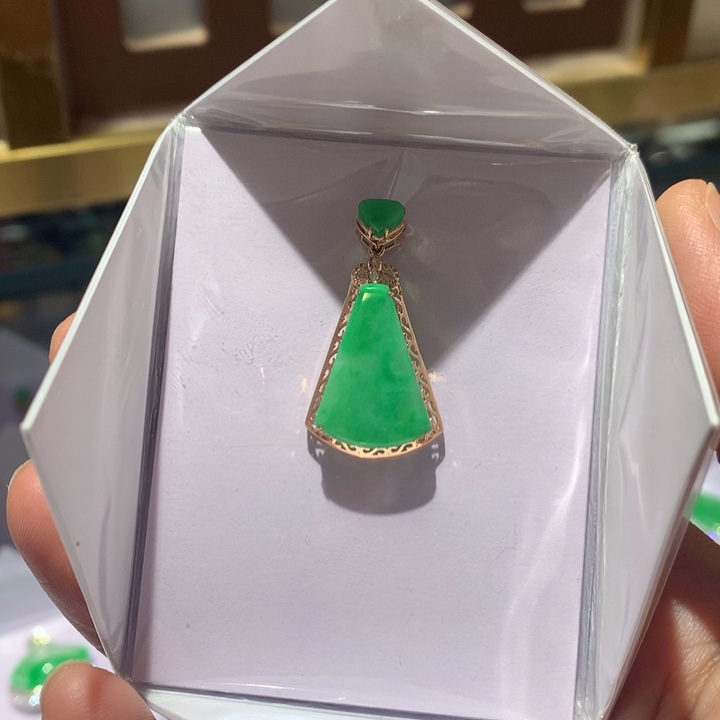 翡翠颈饰18K金镶嵌翡翠吊坠