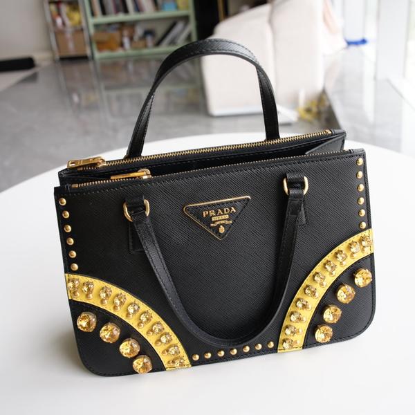 Prada黄钻黑色手提包