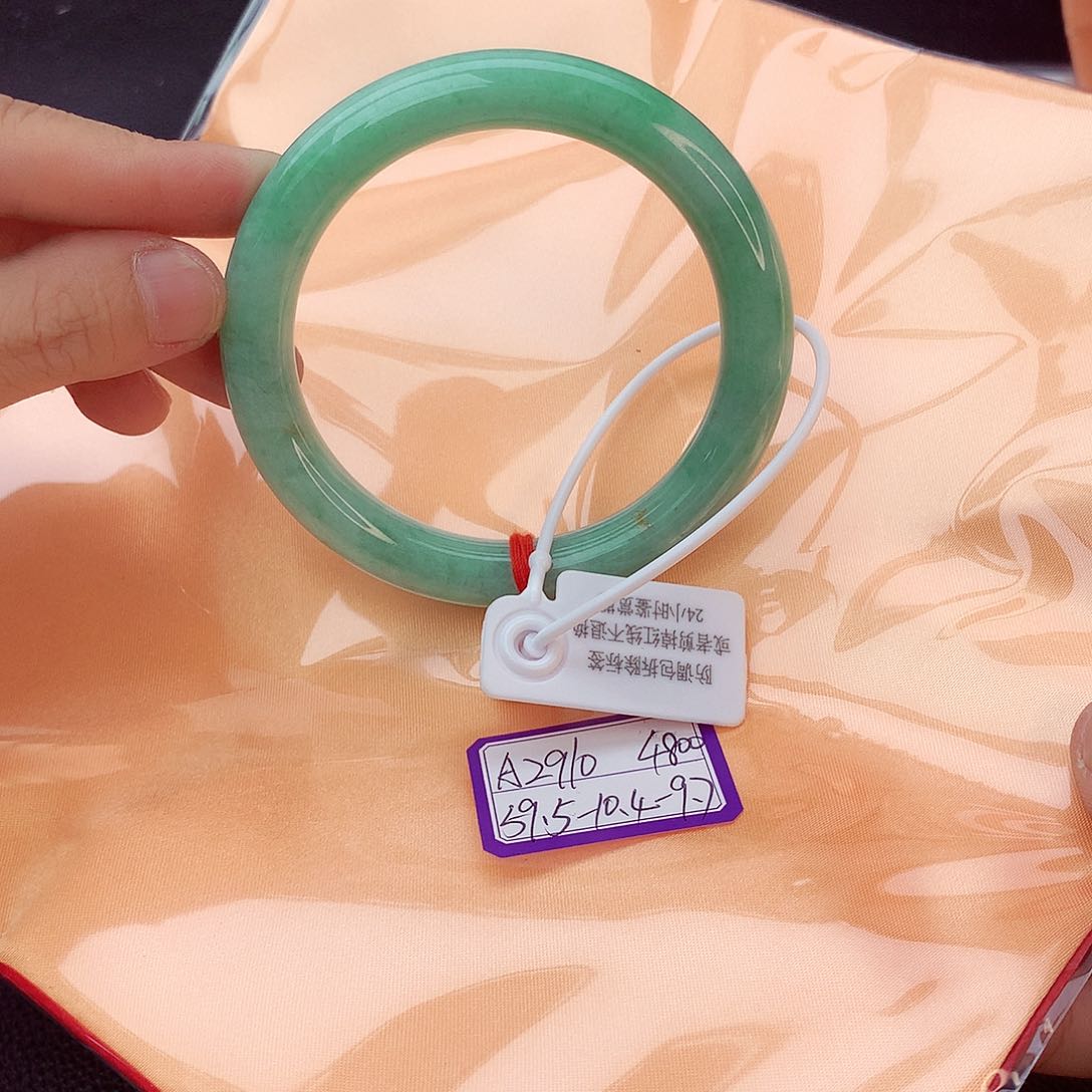 翡翠手镯未镶嵌翡翠