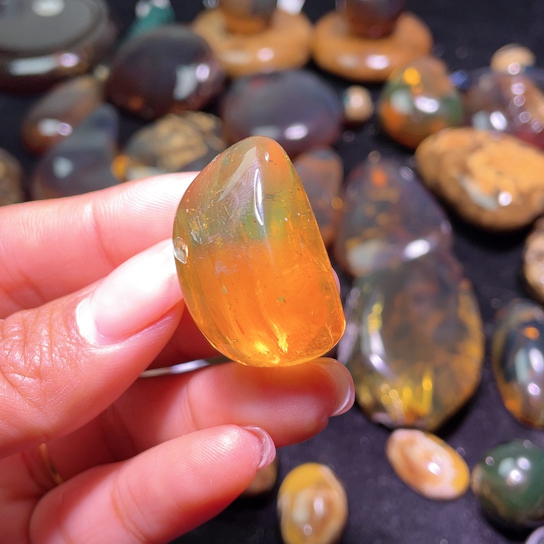 琥珀裸石未镶嵌！