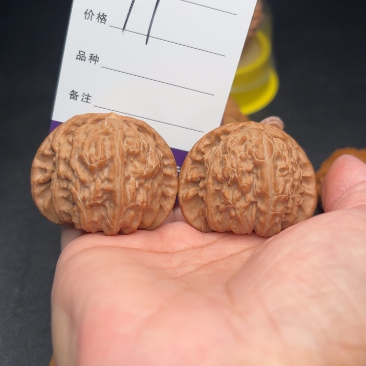 随****桃核把件44白狮子