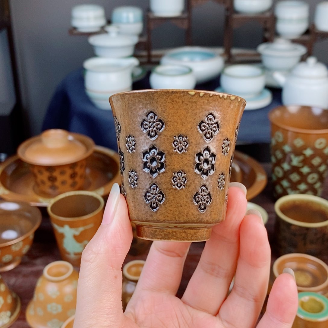 朱砂胎草木灰宝相花纹 铃铛杯黑釉 