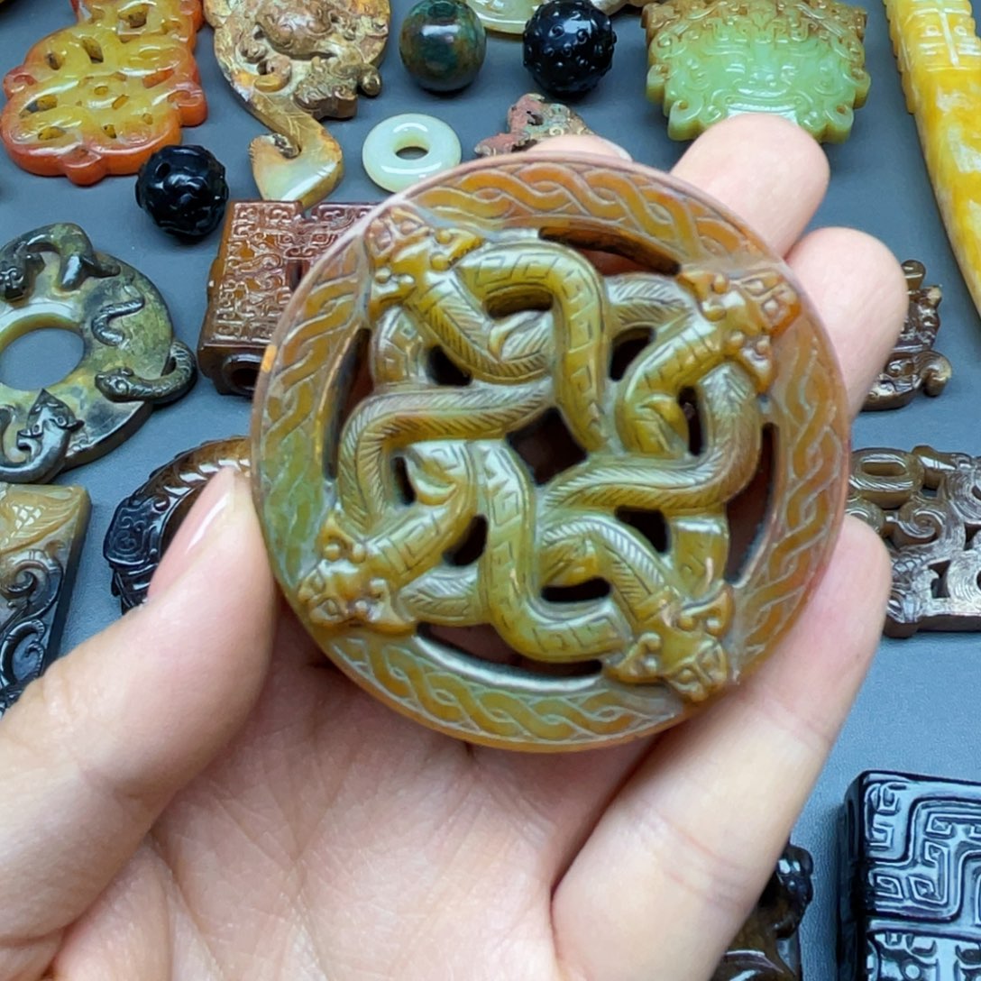 少***游和田玉未镶嵌颈饰