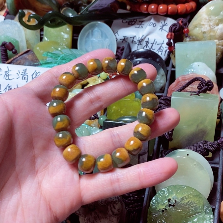 透闪石质玉颈饰未镶嵌