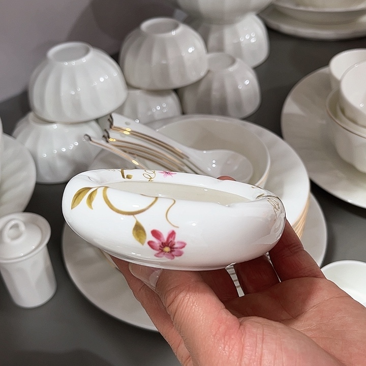 碗微瑕骨瓷烟缸一个