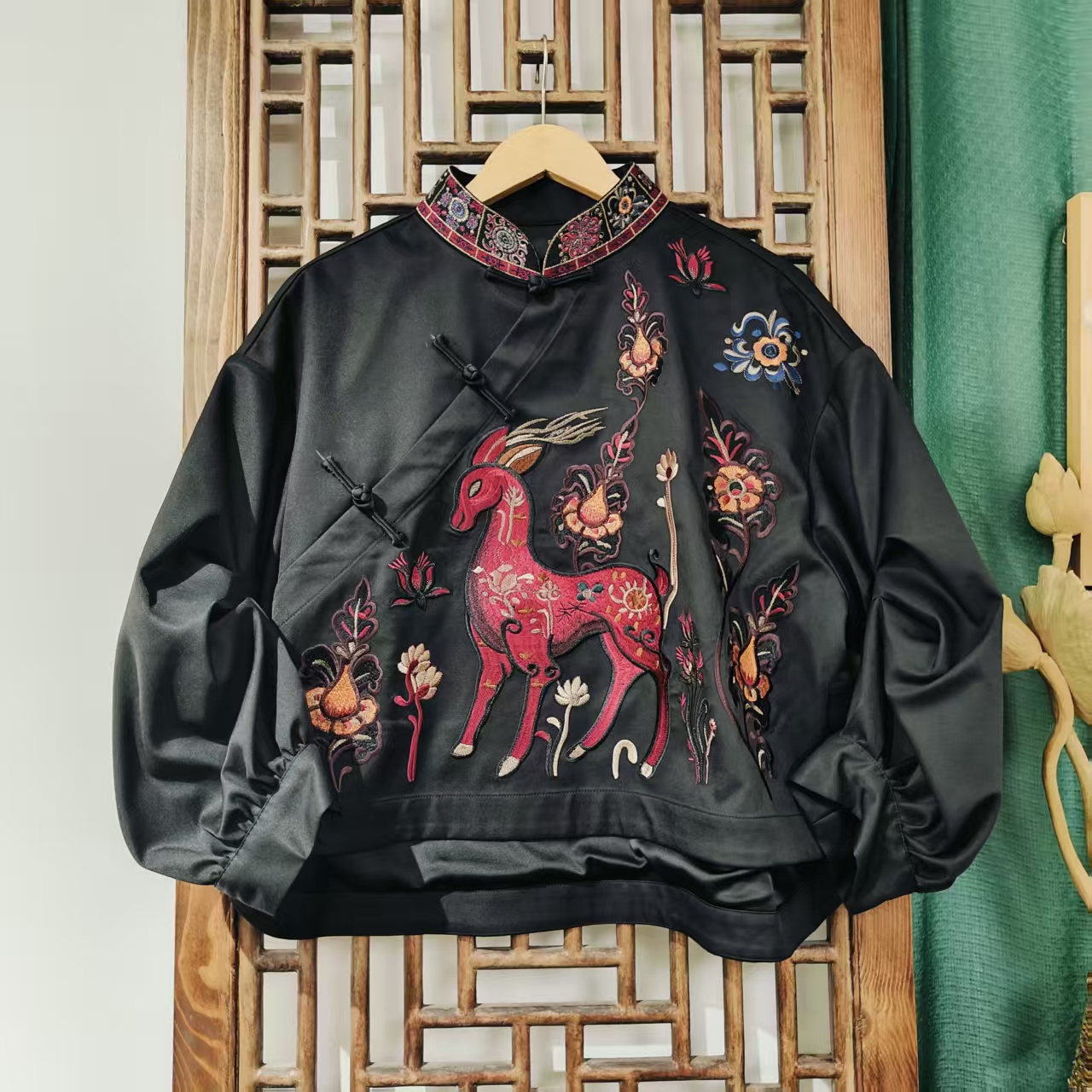 鹿（LS488-47） 凤徕兮私人定制黑底神兽刺绣捏褶斜襟盘扣上衣