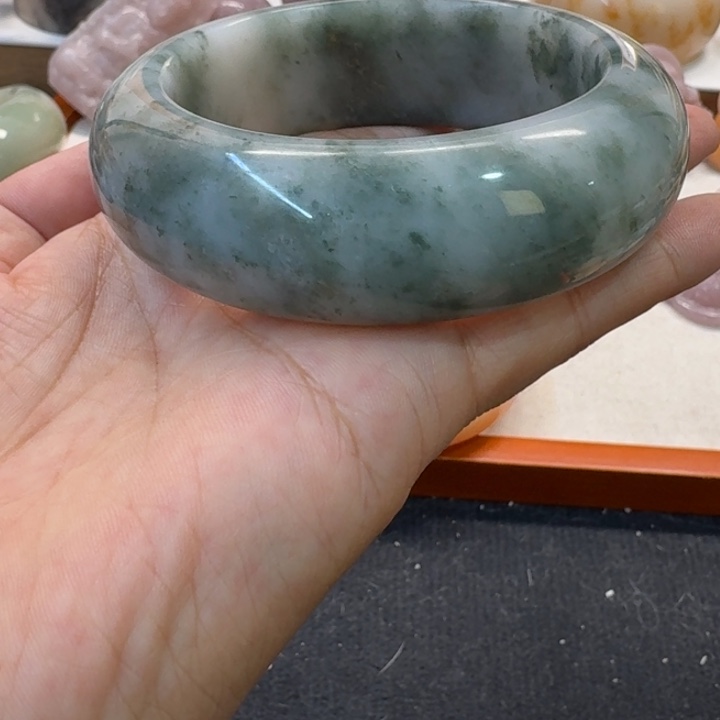 蓝***酱石英岩玉未镶嵌手镯