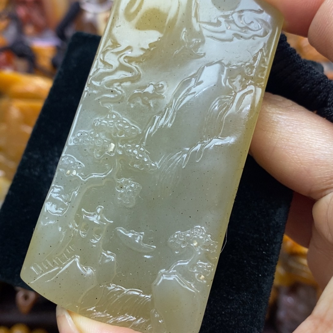 未镶嵌石英质玉（黄龙玉）颈饰