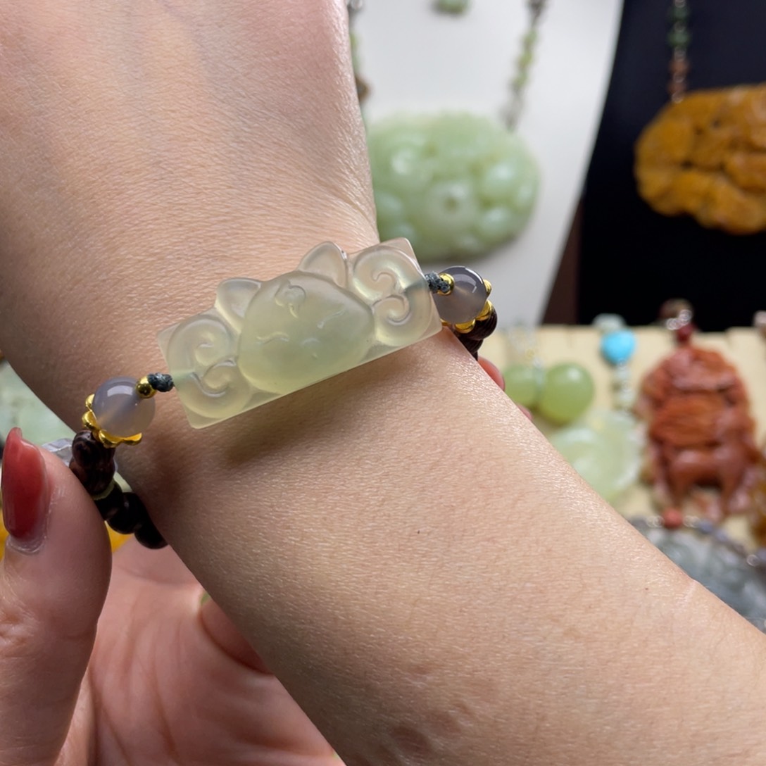 未镶嵌蛇纹石玉颈饰