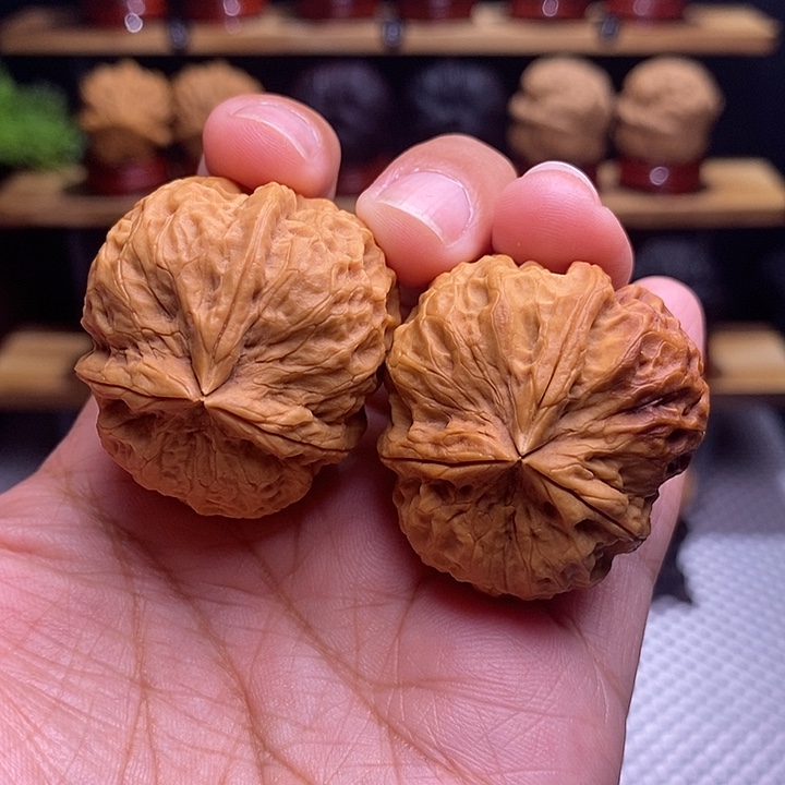 文玩核桃吊坠山奇三棱15