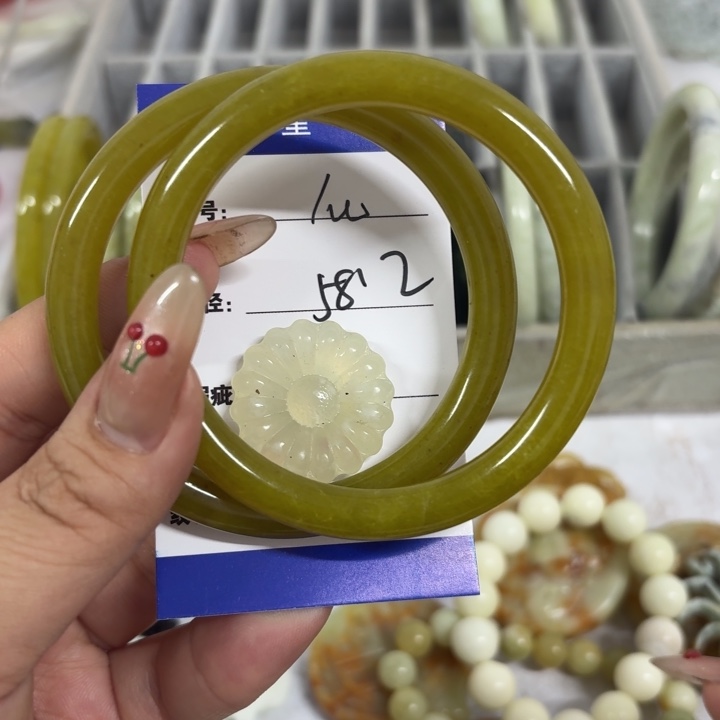 蛇纹石玉未镶嵌手镯