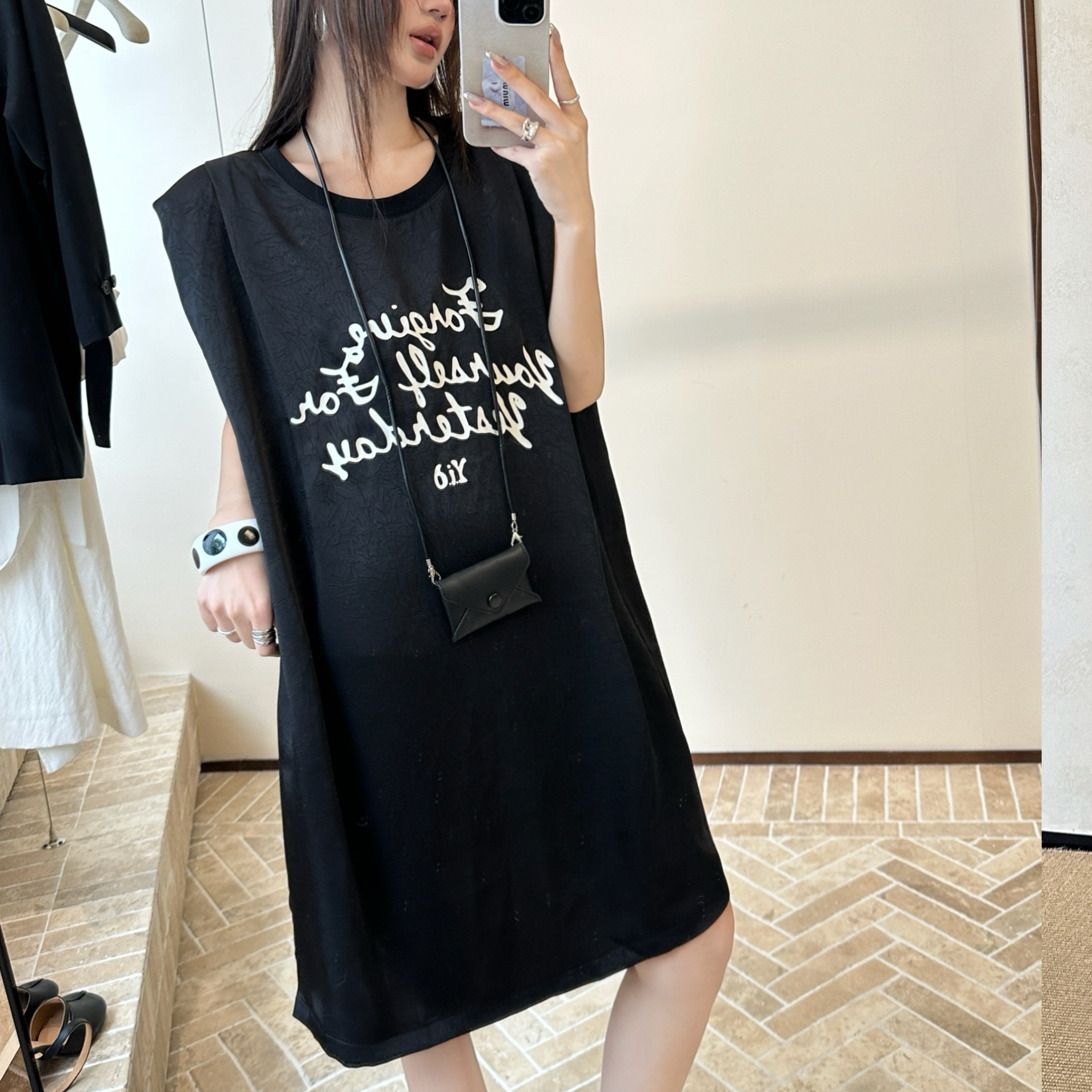 【郁儿严选】夏季女垫肩设计慵懒无袖背心裙字母刺绣垂感休闲连衣裙