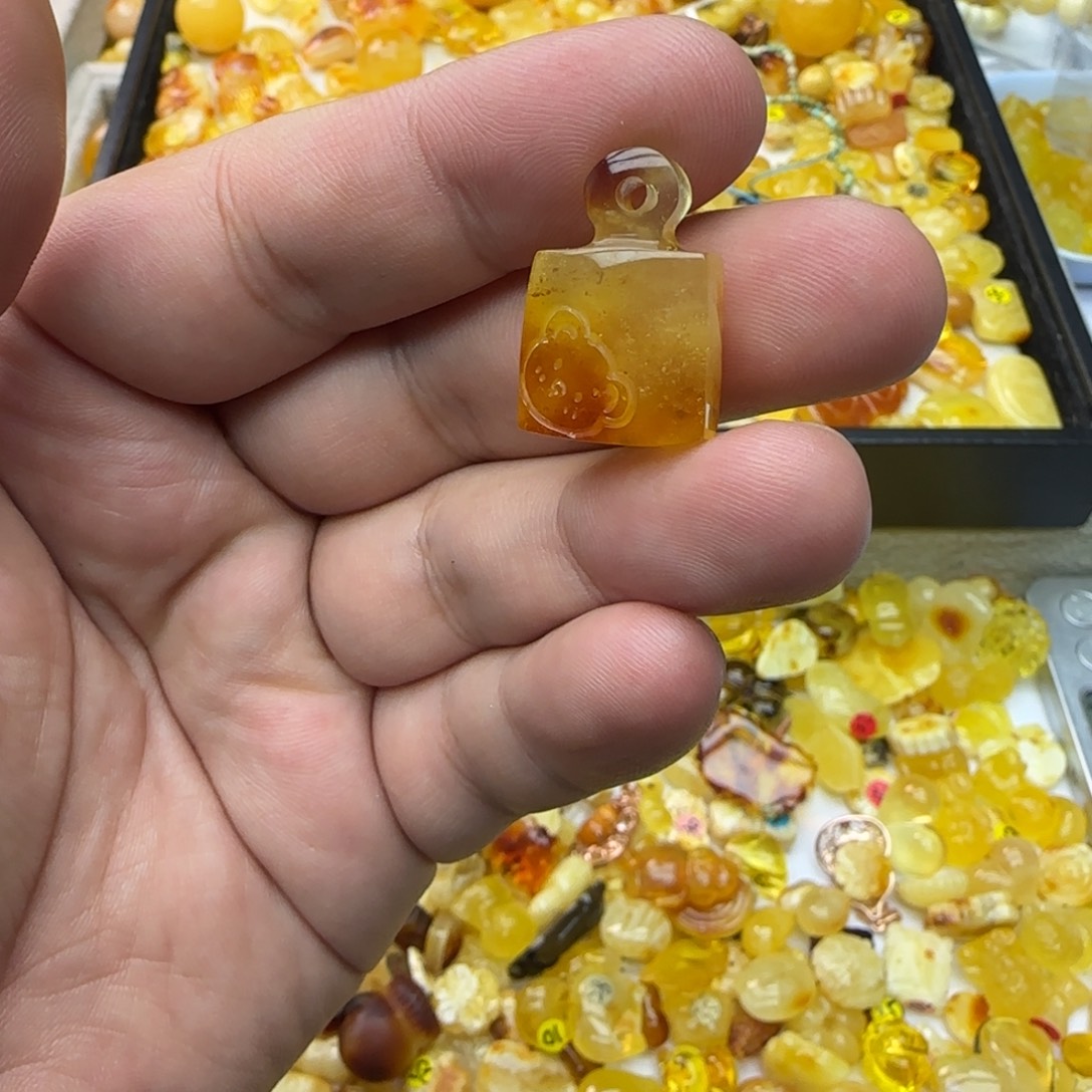 琥珀未镶嵌裸石1.91克有瑕