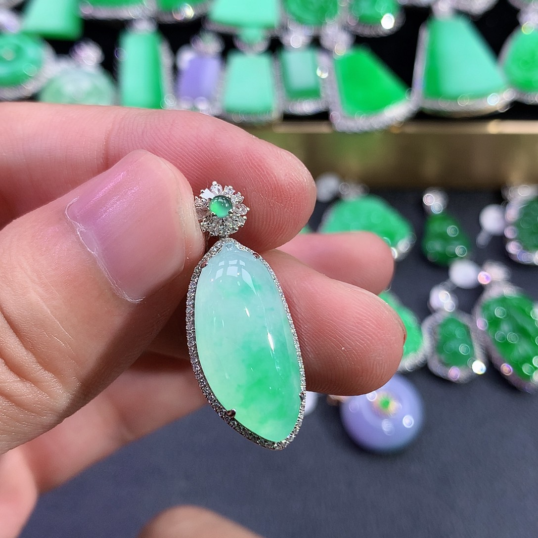 翡翠18K金镶嵌颈饰